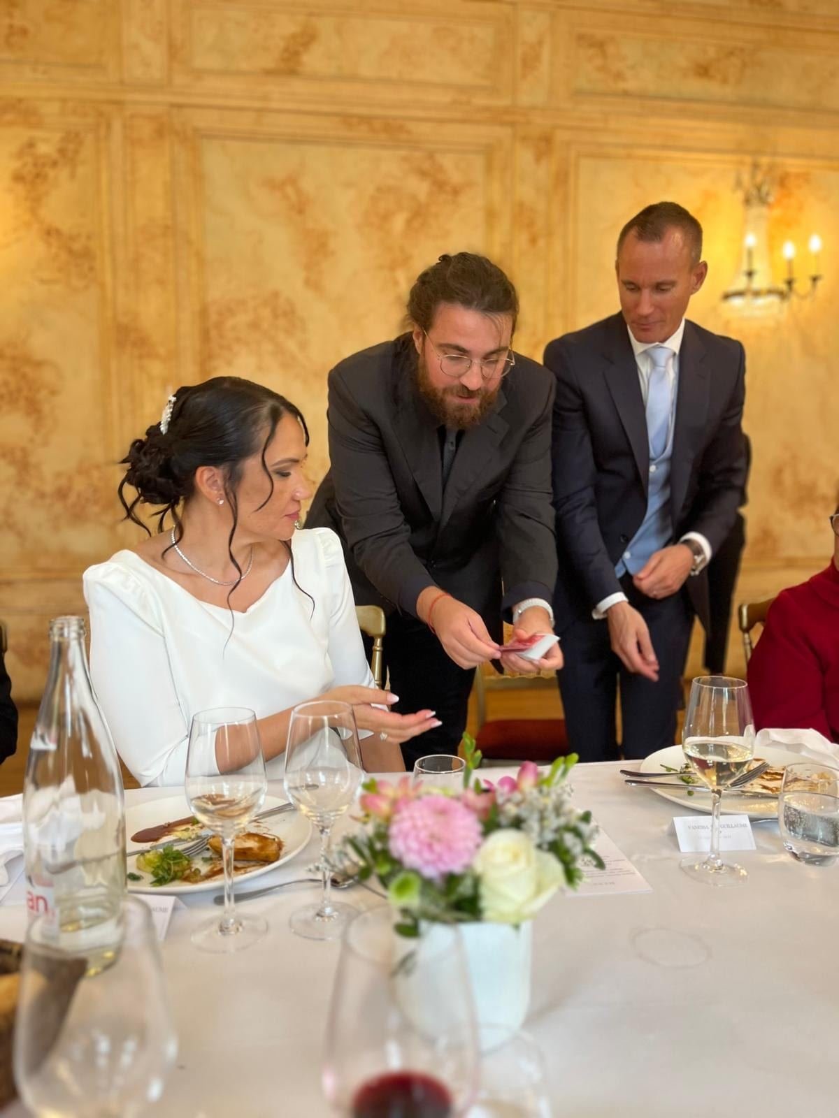 À la table d'honneur d'un mariage, un tour joué pour les mariés