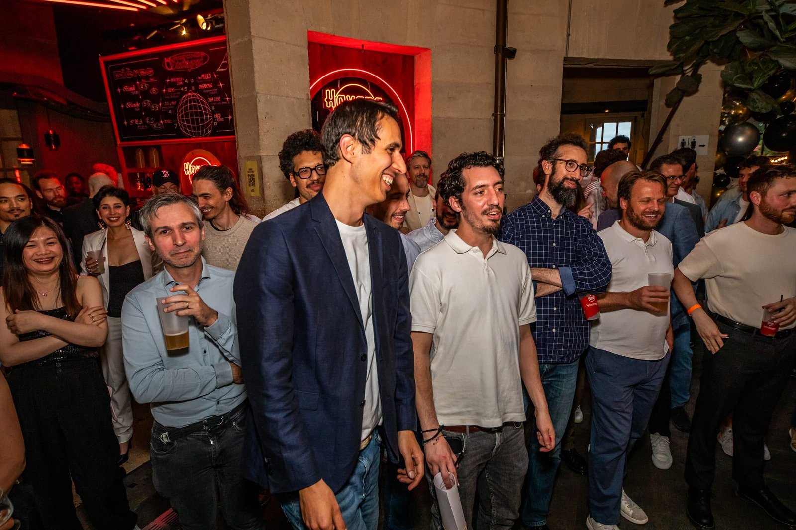 Les invités rient pendant le temps fort de la soirée
