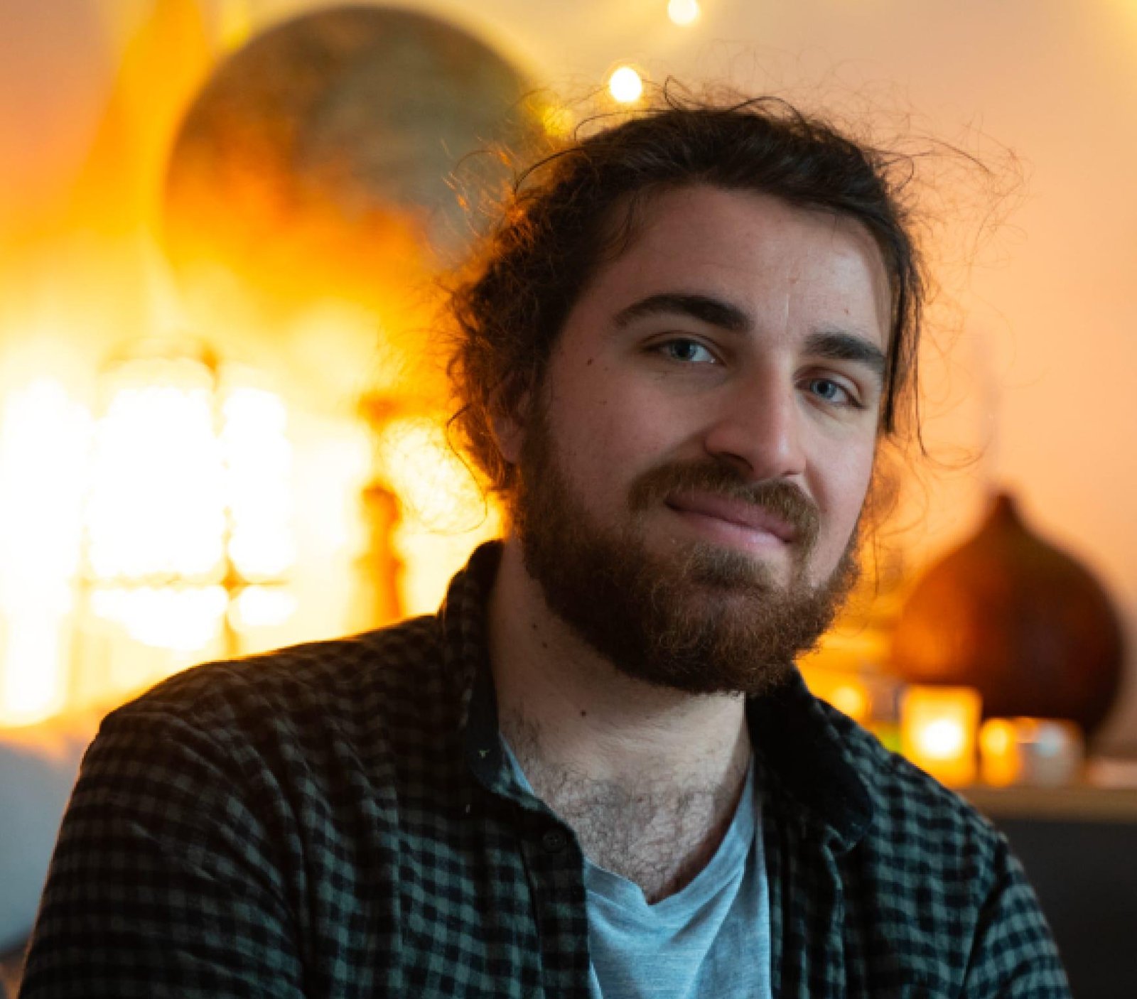 Portrait de Yannis Trophardy, magicien, dans une lumière chaude